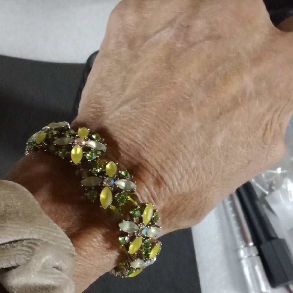Vintage Stretch Rhinestone Bracelet #A379